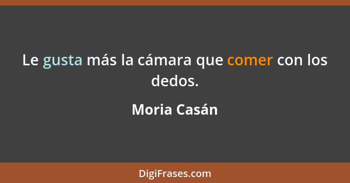 Le gusta más la cámara que comer con los dedos.... - Moria Casán